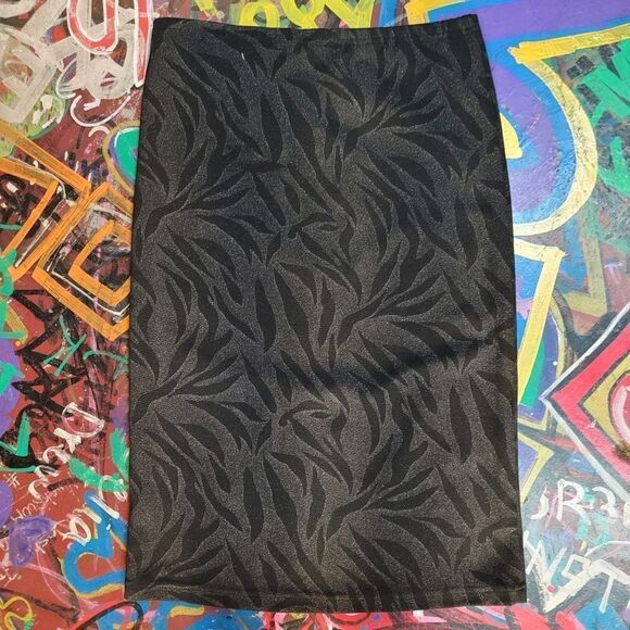 Chic black pencil skirt - leaf texture, size medium - Picture 6 of 7